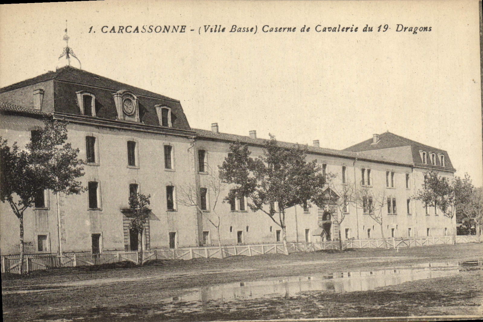 CPA Carcassonne Caserne De Cavalerie du 19eme dragons Militaria