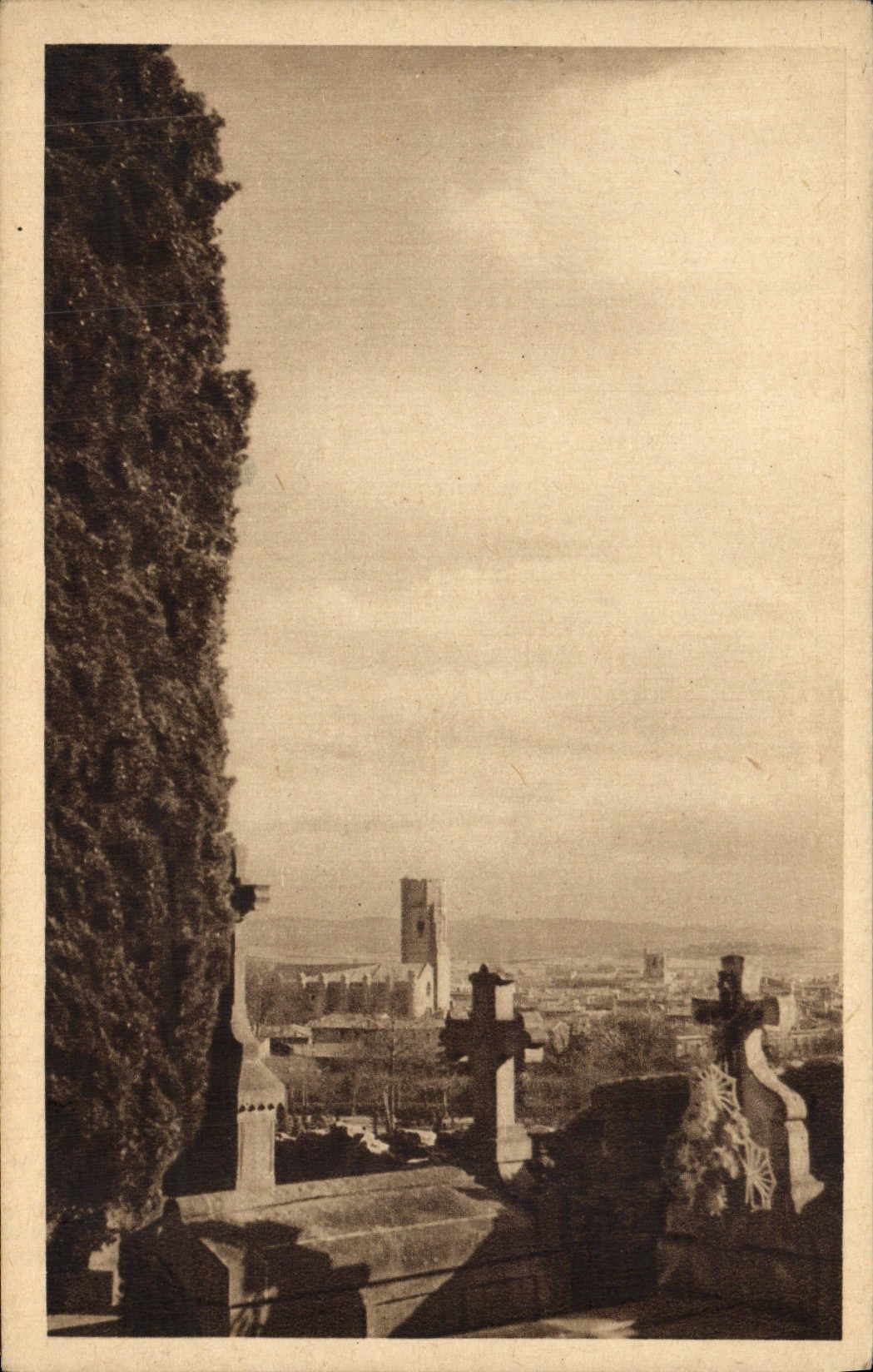 CPA Carcassonne Eglise saint Vincent vue du cimetiere