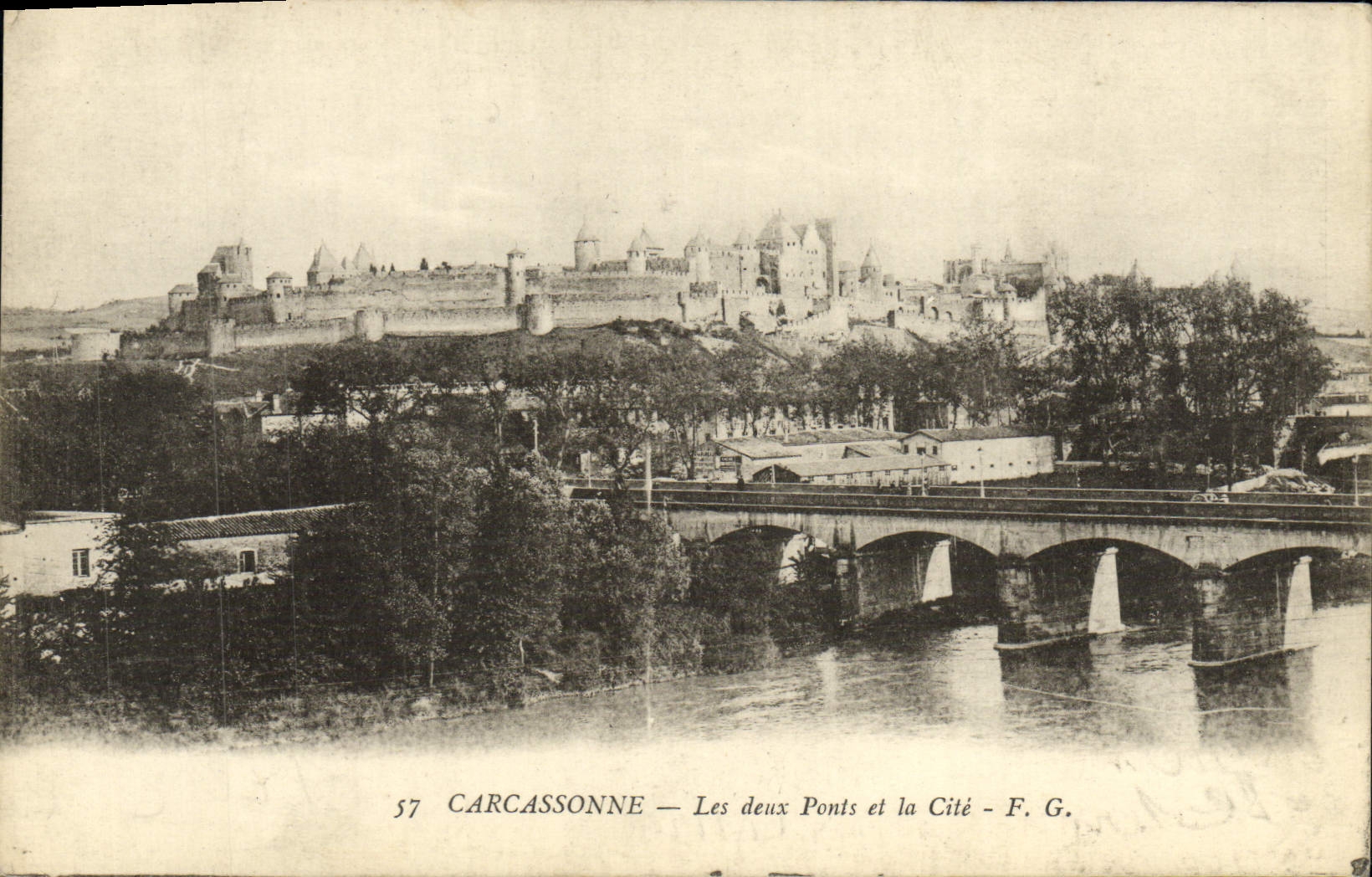 CPA Carcassonne Les Deux Ponts et la cite