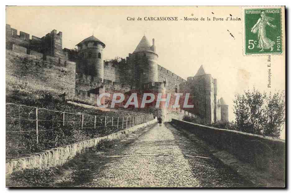 CPA Cite De Carcassonne Montee de la porte d'aude