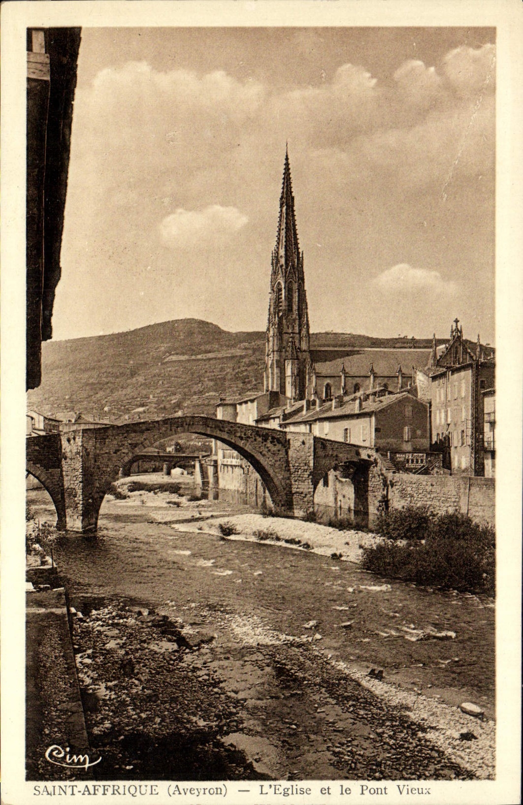 CPA Saint Affrique L'Eglise Et et le pont vieux