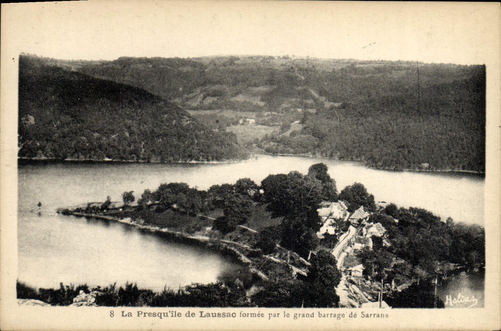 La Presqu'île de Laussac — formée par le grand barrage de Sarrans — Photo Hélias, à Ménac (Cantal) n°8