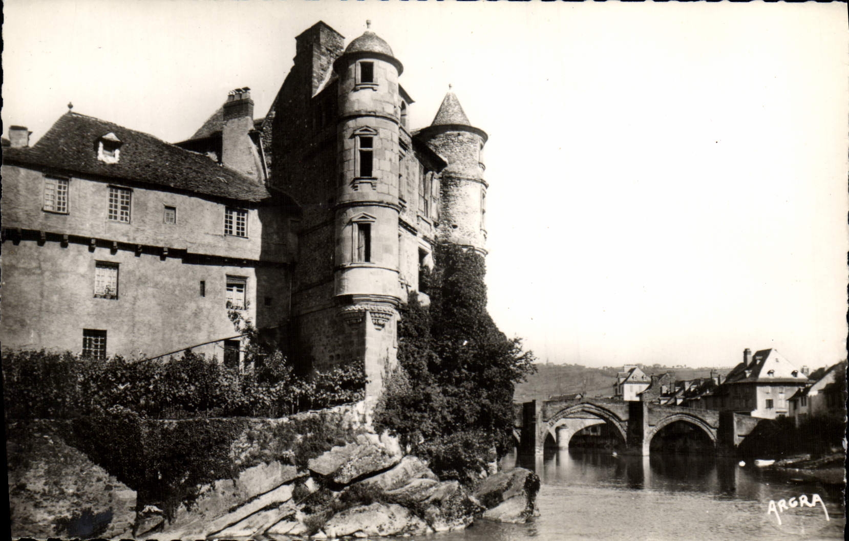CPA Espalion Le Vieux palais hote de ville et palais de justice et le vieux pont