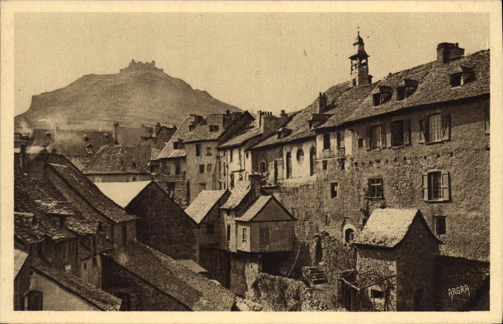 CPA Espalion Ensemble de vieilles maisons au fond ruines feodales de Calmont d'Olt