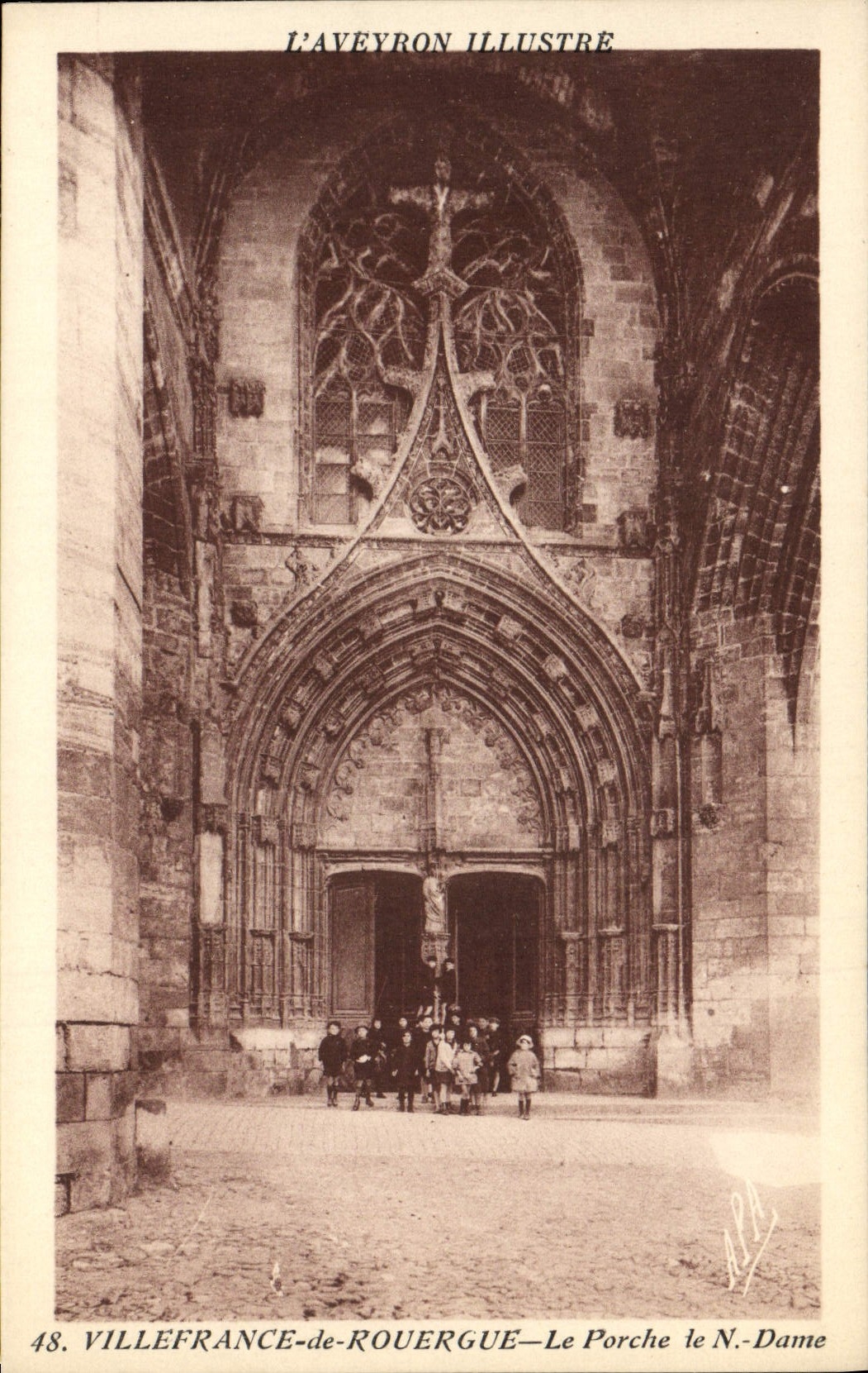 CPA L'Aveyron Illustre Villefrance De Rouergue Le Porche de Notre Dame Enfants