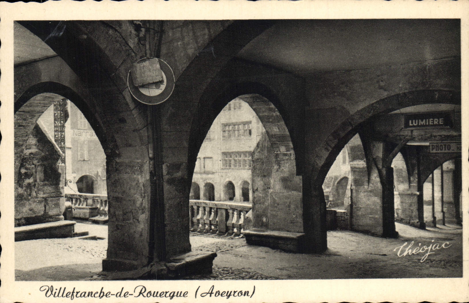 Villefranche-de-Rouergue (Aveyron) — vue sous les arcades — Théo Jac