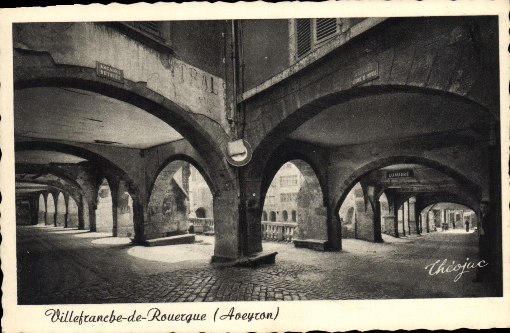 Villefranche-de-Rouergue (Aveyron) — Arcades et Hôtel Renaissance — Théojac