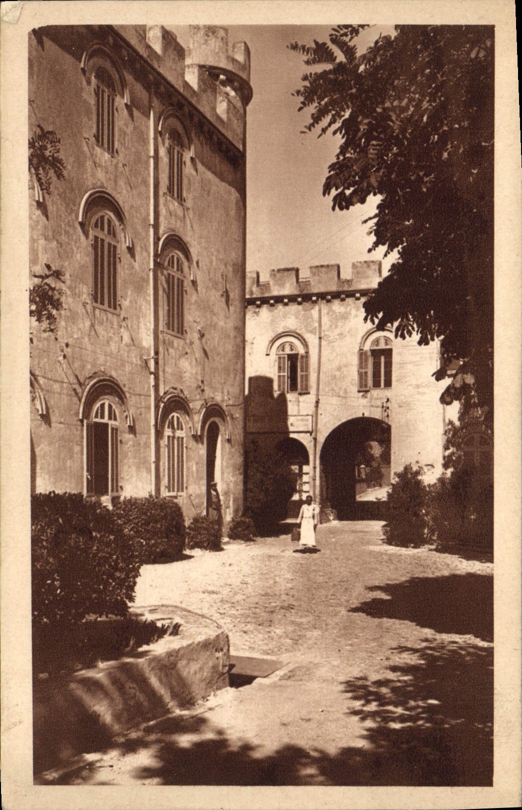CPA Abbaye st michel de Frigolet Sur la place de l'Abbaye
