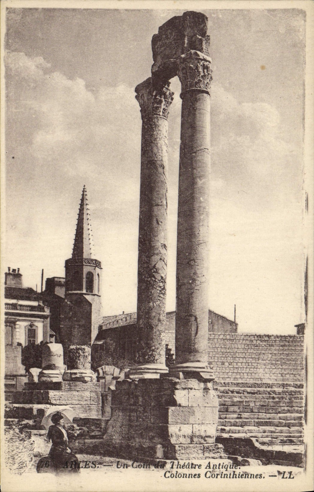 Arles — Un Coin du Théâtre Antique. Colonnes Corinhiennes — LL