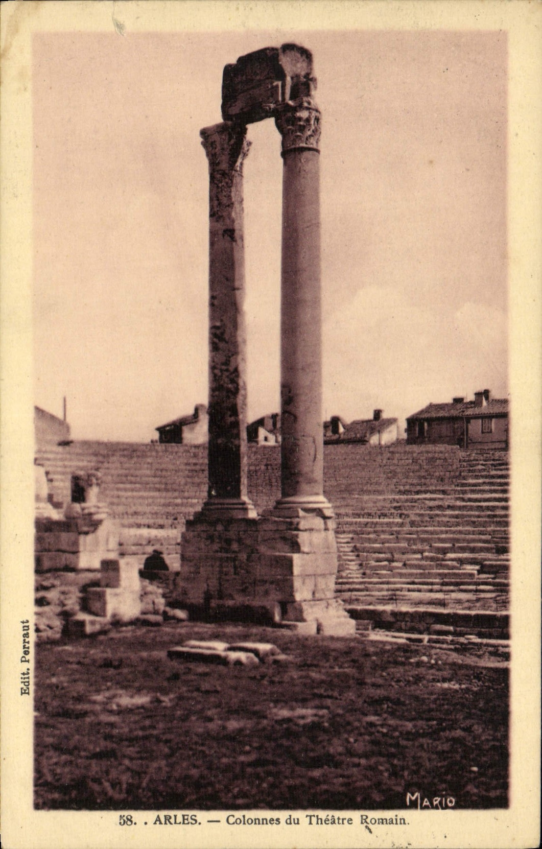 ARLES — Colonnes du Théâtre Romain — Edit. Perrant