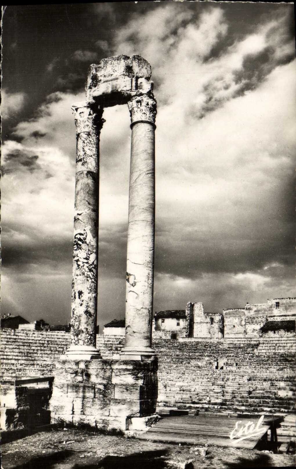 Arles — Les Colonnes corinthiennes du Théâtre antique — Éditeur Estel