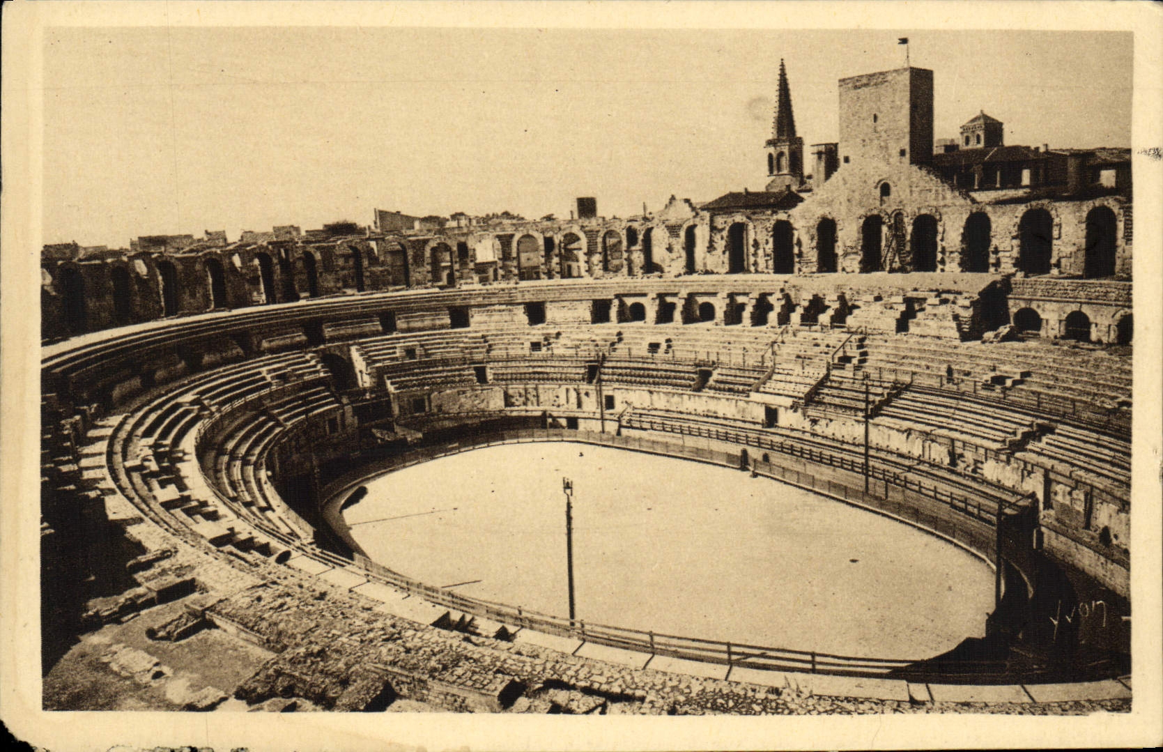 Arles — Allgemeiner Blick ins Innere der Arenen — Éditions d'Art Vérité, Paris