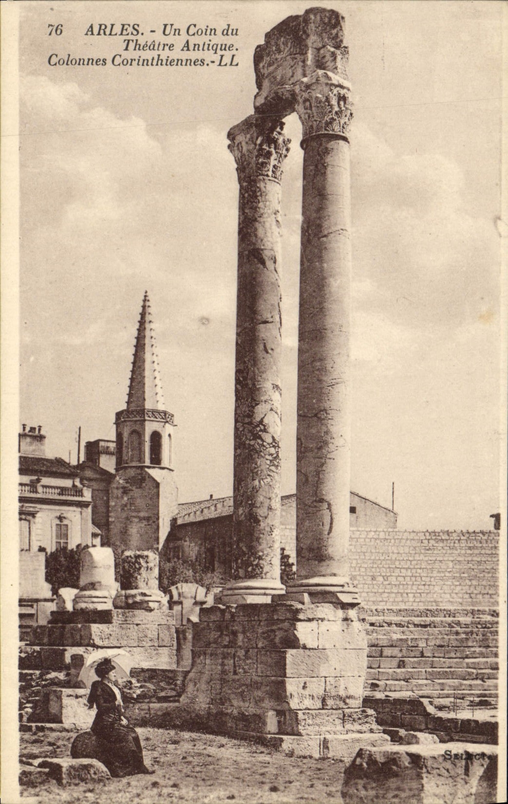 Arles - Un Coin du Théâtre Antique. Colonnes Corinthiennes - LL