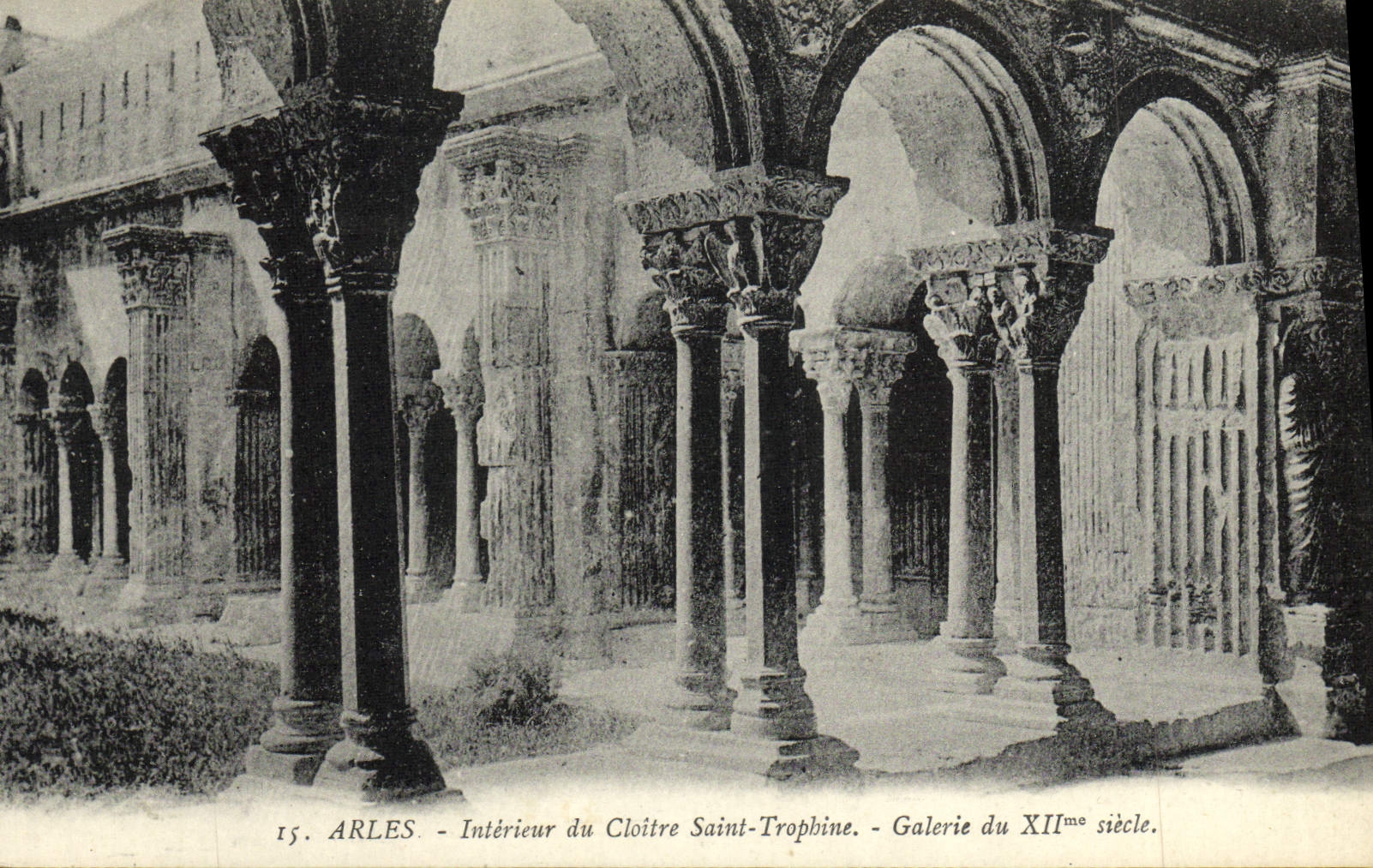 CPA Arles Interieur du Cloitre Saint Trophime Galerie du 12eme