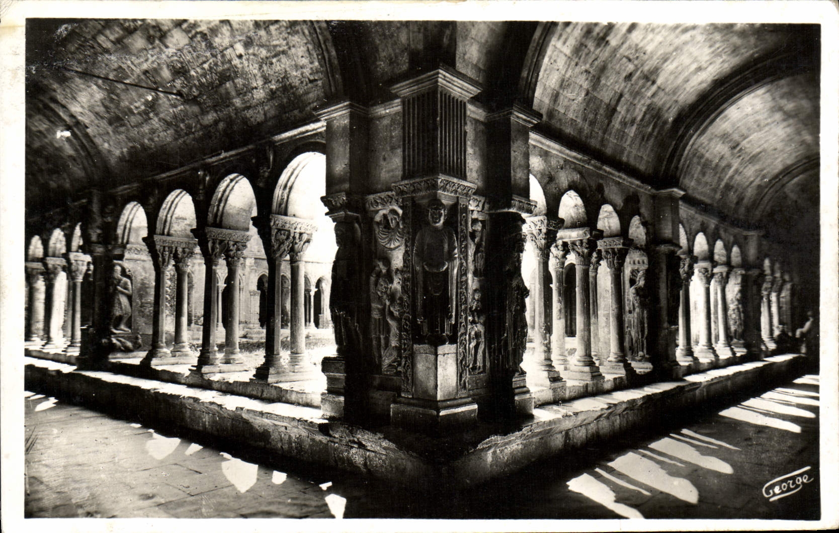 Cloître Saint-Trophime — Arles-en-Provence — Photo George