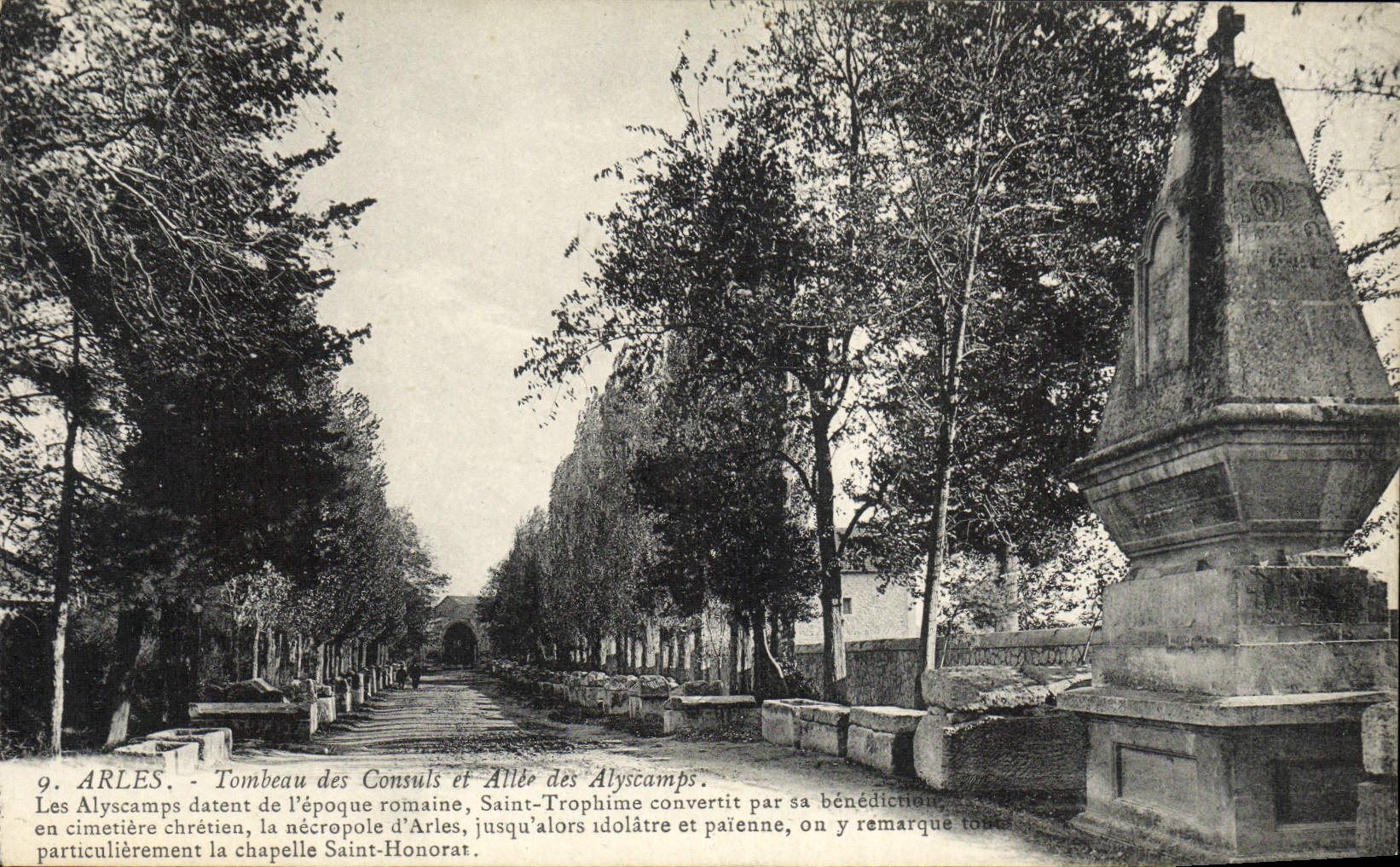 Arles - Tombeau des Consuls et Allée des Alyscamps