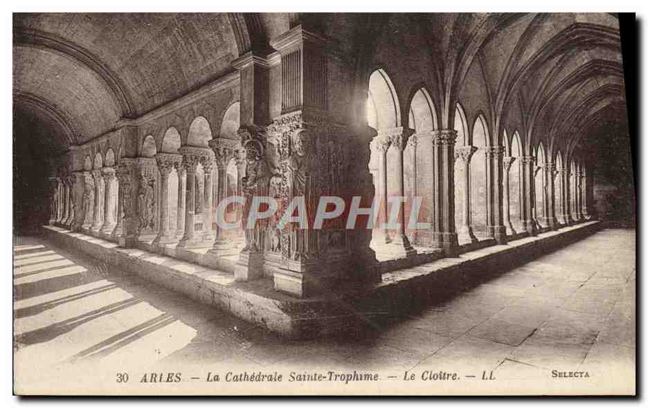 CPA Arles La Cathedrale Sainte Trophime Le Cloitre