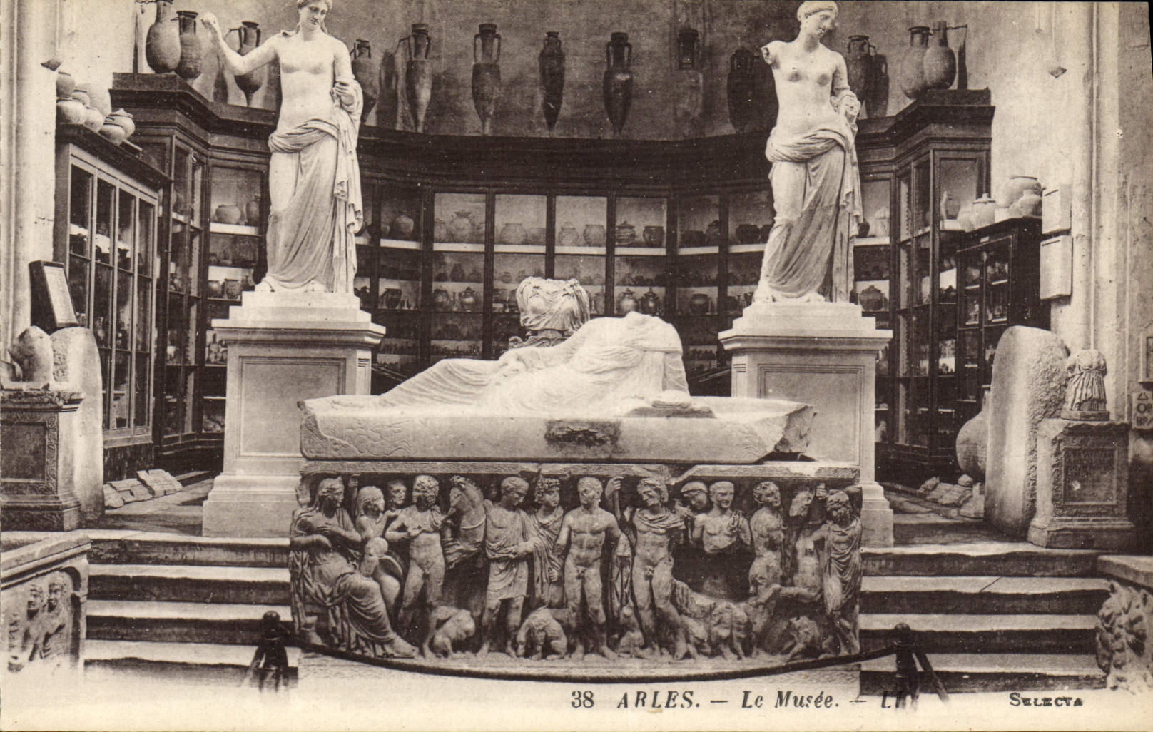Arles — Le Musée — Selecta