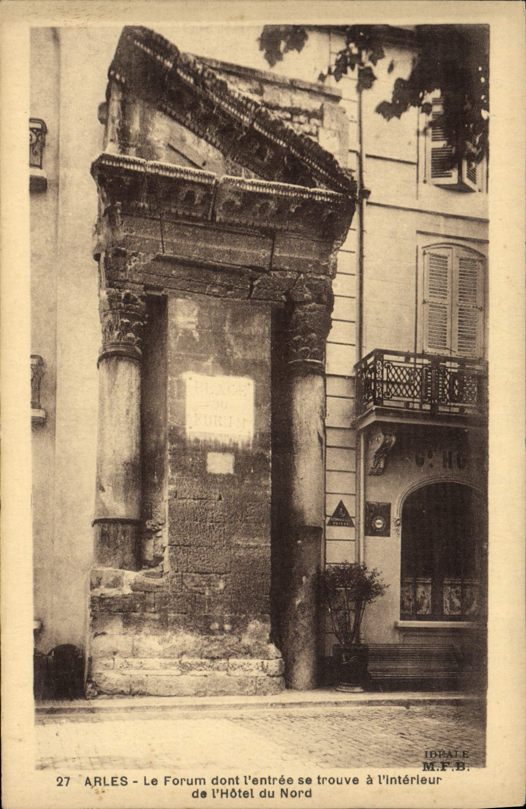 Arles - The Forum whose entrance is located inside the Hôtel du Nord — IDEALE M.F.B. n°27