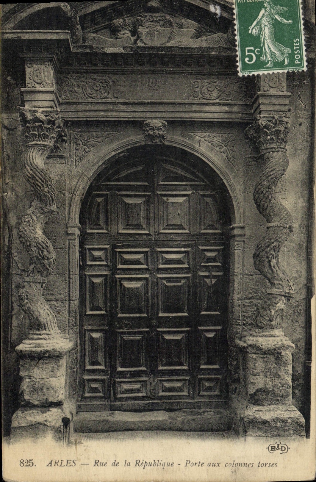 Arles — Rue de la République — Porte aux colonnes torses — B.D. éditeur, n° 825