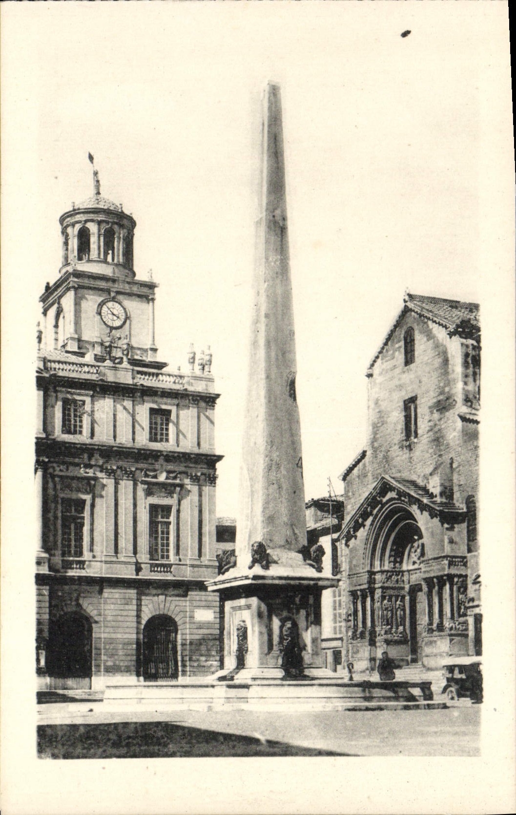 CPA Arles Obelisque en granit d'Egypte se dresse sur la place de la Republique
