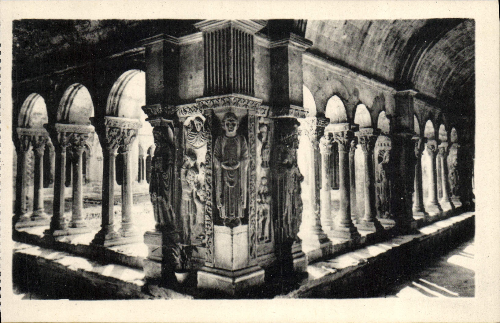 Arles — Klostergarten Saint-Trophime — Die Galerien des 12. Jahrhunderts