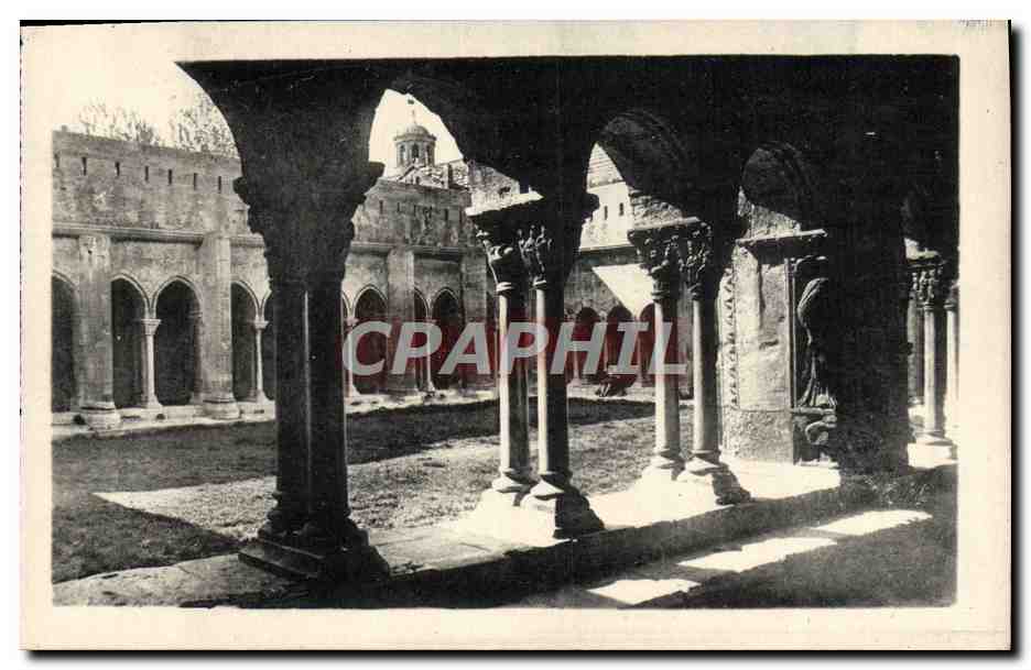 CPA Arles Cour du Cloitre de L'Eglise St Trophime