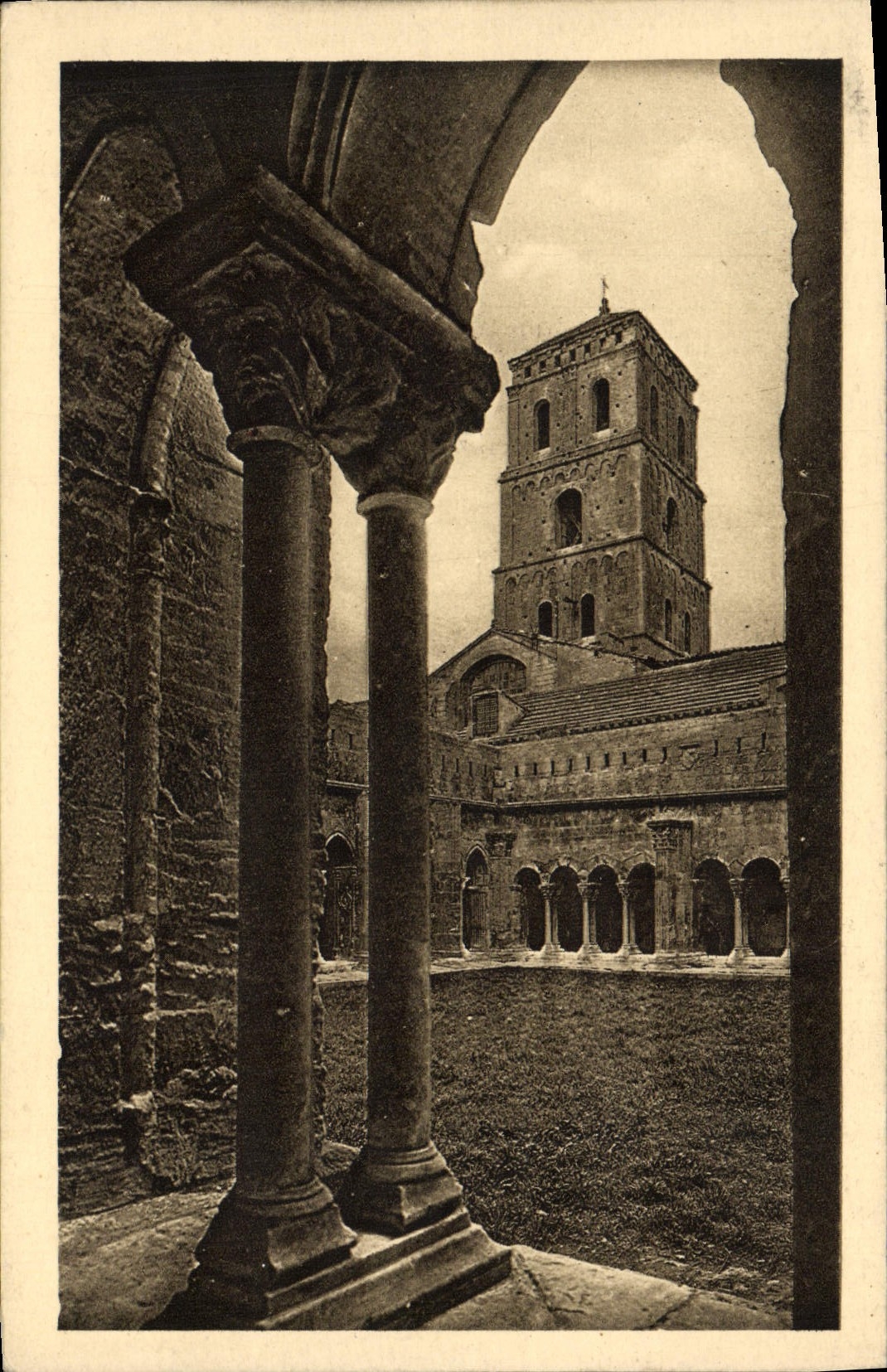 Arles — Cloître Saint-Trophime — Intérieur du Cloître et Clocher Saint-Trophime — Édition d'Art Magali