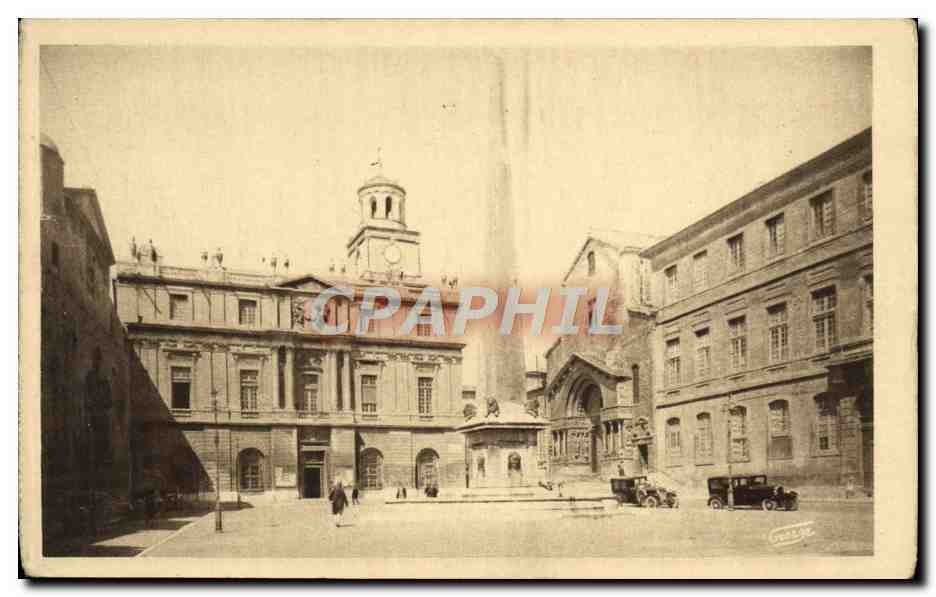 CPA Arles sur Rhone Place de L'Hotel de Ville
