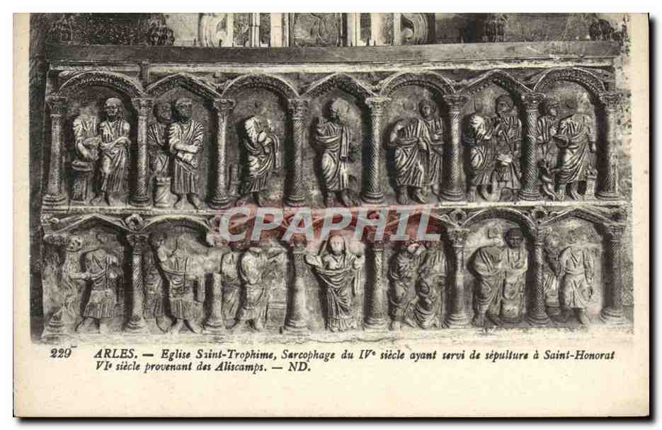 Arles — Église Saint-Trophime, sarcophage du IVe siècle provenant des Aliscamps ayant servi de sépulture à Saint-Honorat — ND.
