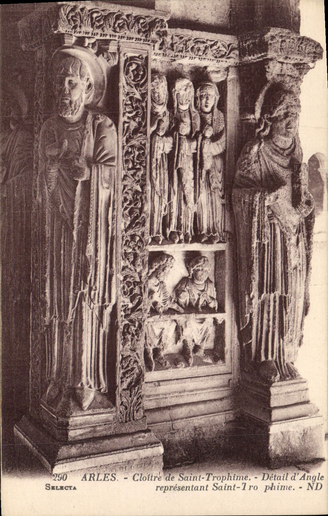 Arles - Cloître de Saint-Trophime - Détail d'angle représentant Saint-Trophime