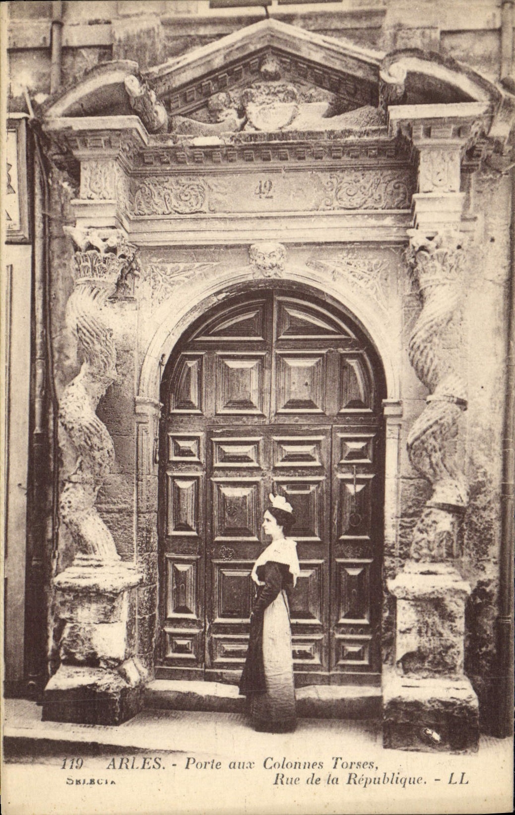 Arles - Porte aux Colonnes Torses - Rue de la République - LL