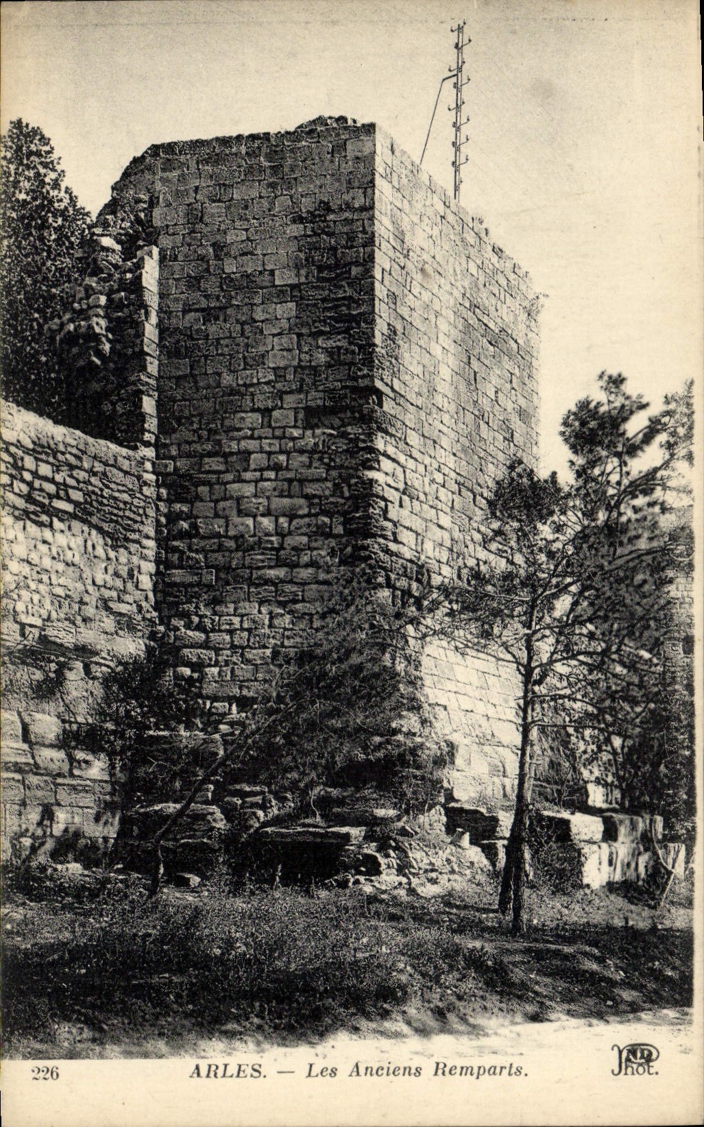 Arles — Les Anciens Remparts — J. Hot.