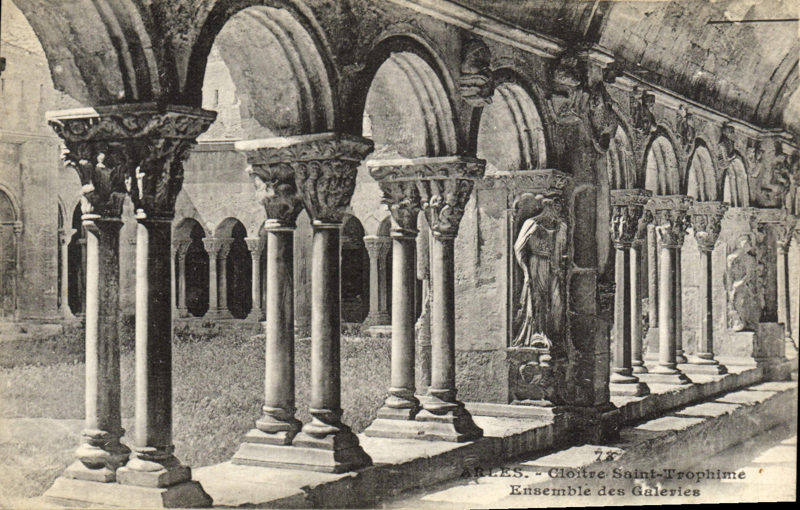 Arles - Cloître Saint-Trophime - Ensemble des Galeries
