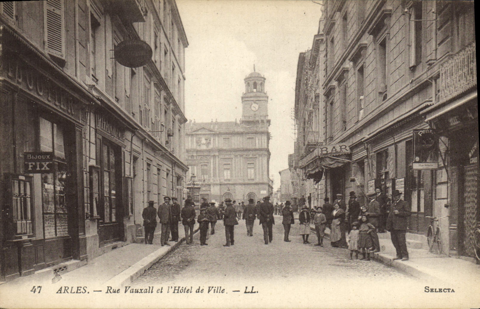 Arles — Rue Vauxall et l'Hôtel de Ville — LL. — SELECTA