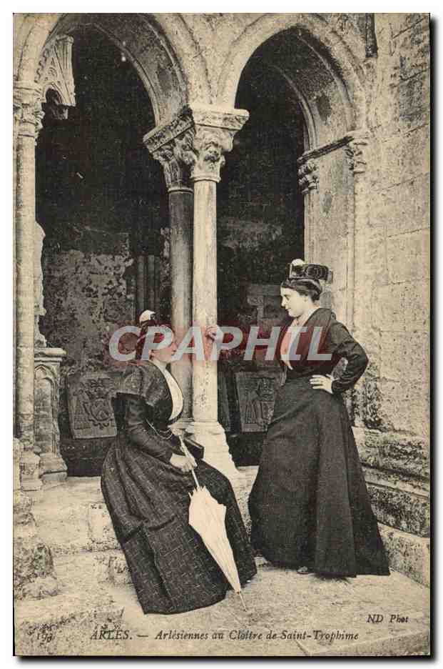 Arles — Arlésiennes au Château de Saint-Trophime — ND Phot