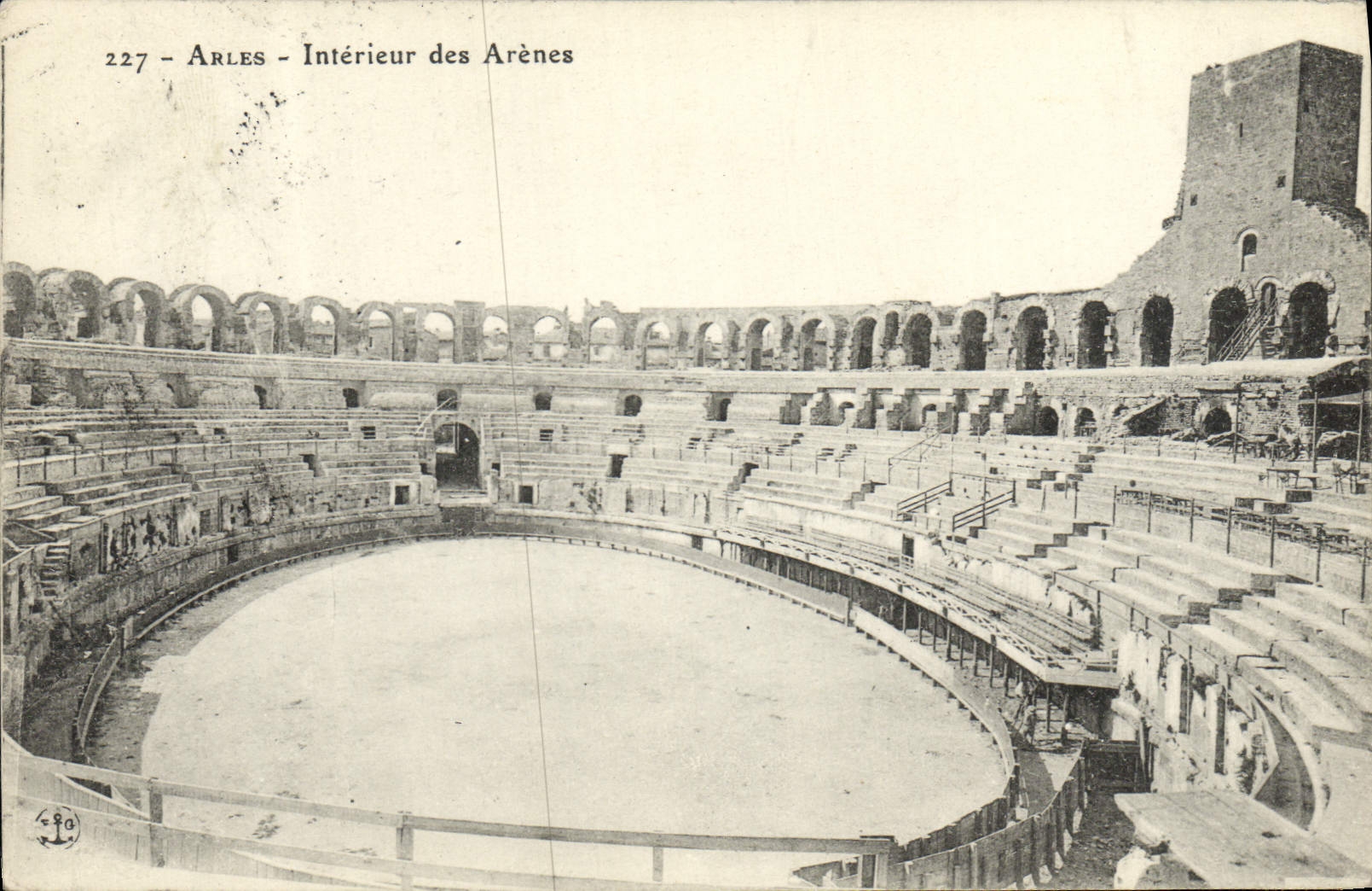 Arles — Intérieur des Arènes — Éditeur anonyme, n° 227