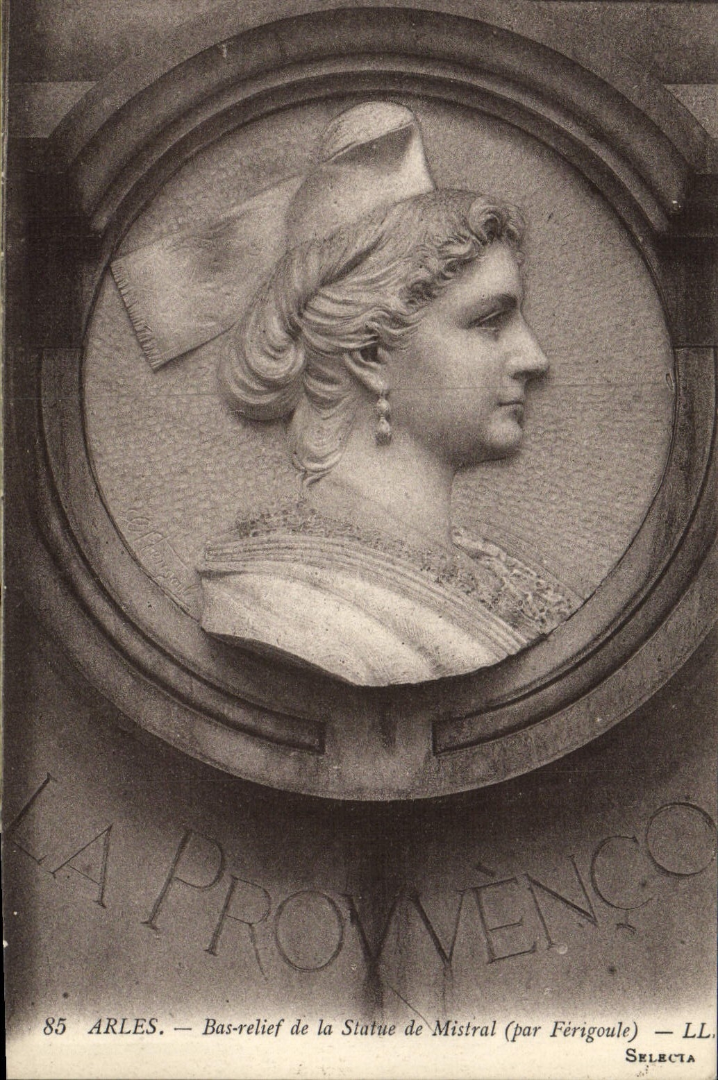 CPA Arles Bas relief de la Statue de Mistral par Ferigoule