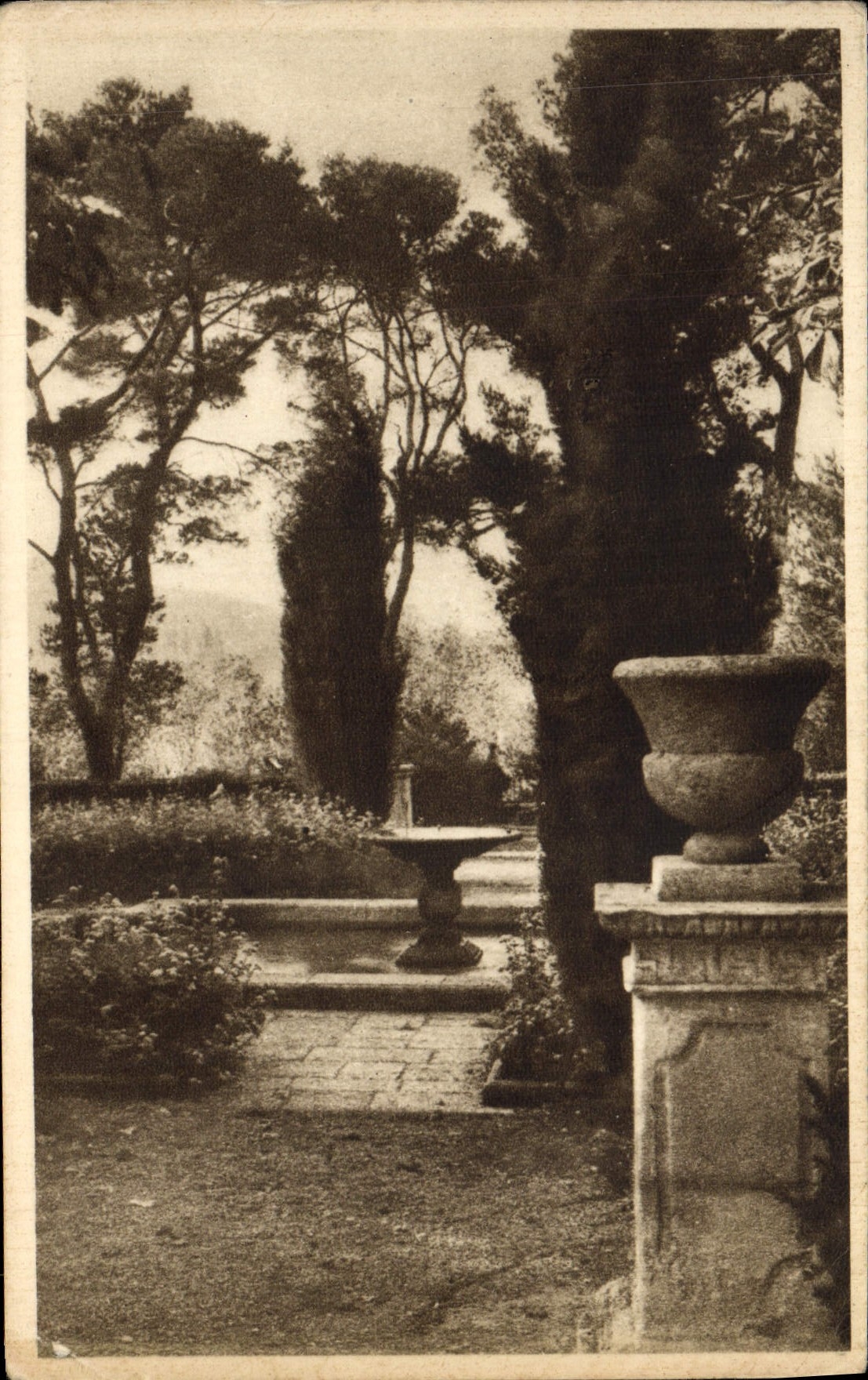 Jardin avec fontaine et vasque — L'Hôtel Riviera et son parc 'LE PIGONNET' — Aix-en-Provence