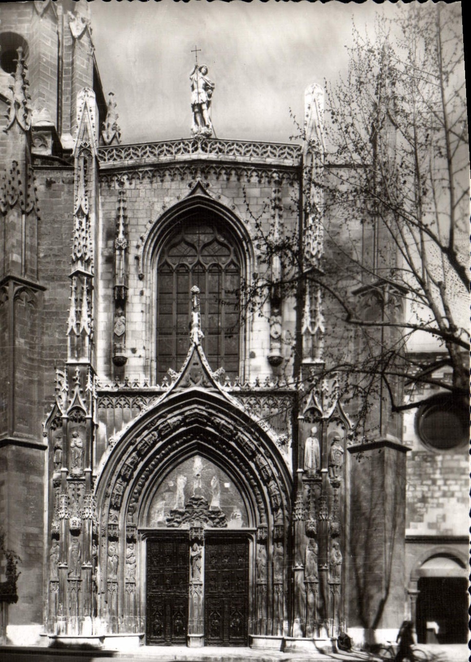 Aix-en-Provence — La Cathédrale Saint-Sauveur — façade gothique du XVème siècle — Ollhé & RELIA