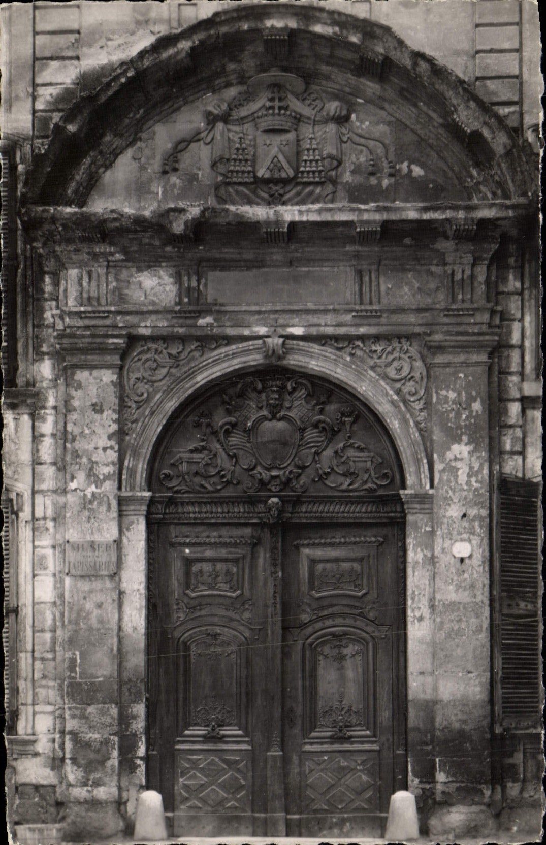 La Cité du Roy René — Porte en bois sculpté — Société Éditions de la Libération, Aix-en-Provence