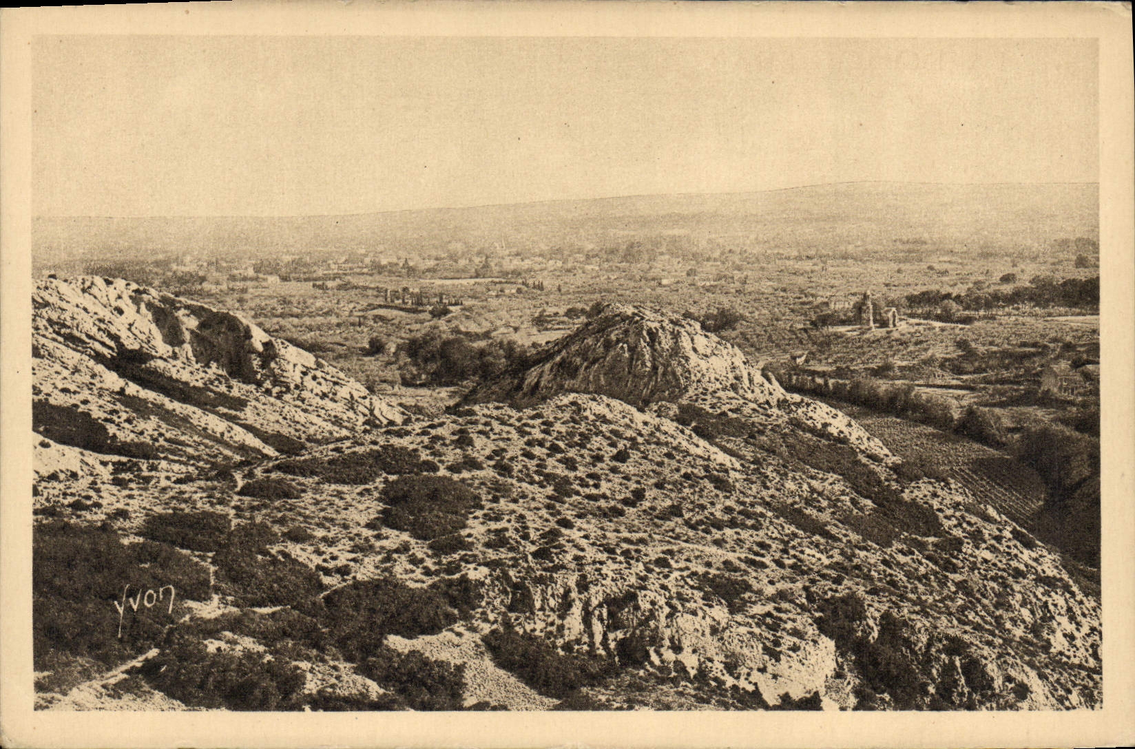 Saint-Rémy-de-Provence — Le Plateau des Antiquités vu des Alpilles — Édition d'Art YVON