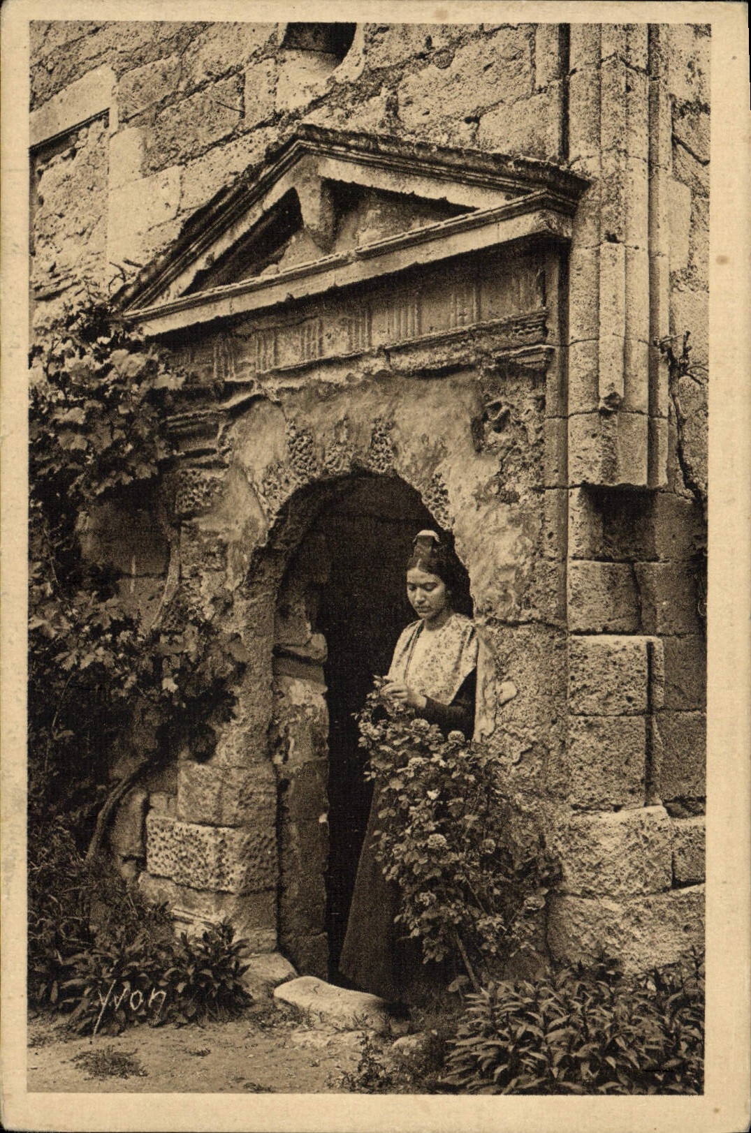 Jeune fille et vieilles pierres à Saint-Rémy — Édition d'Art YVON, n°42