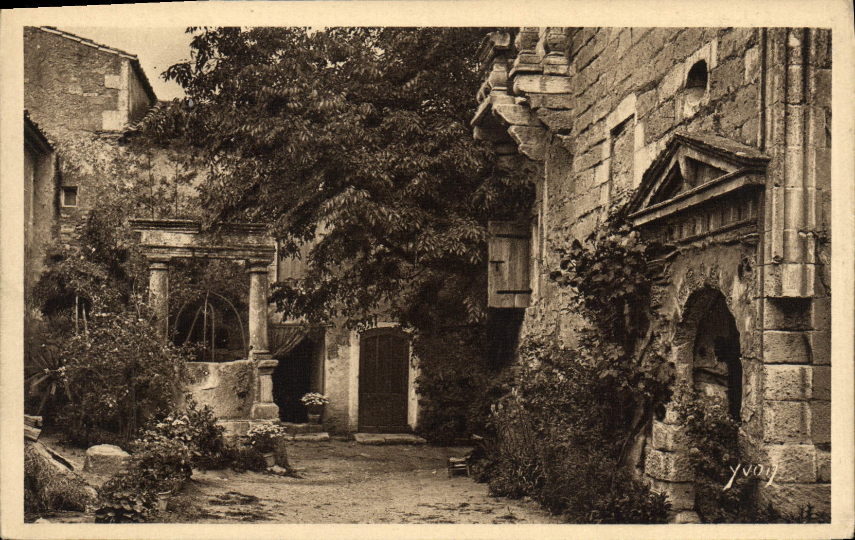 Saint-Rémy (B.-du-R.) — Intérieur de Ferme — Édition d'Art YVON, Neuilly-Paris