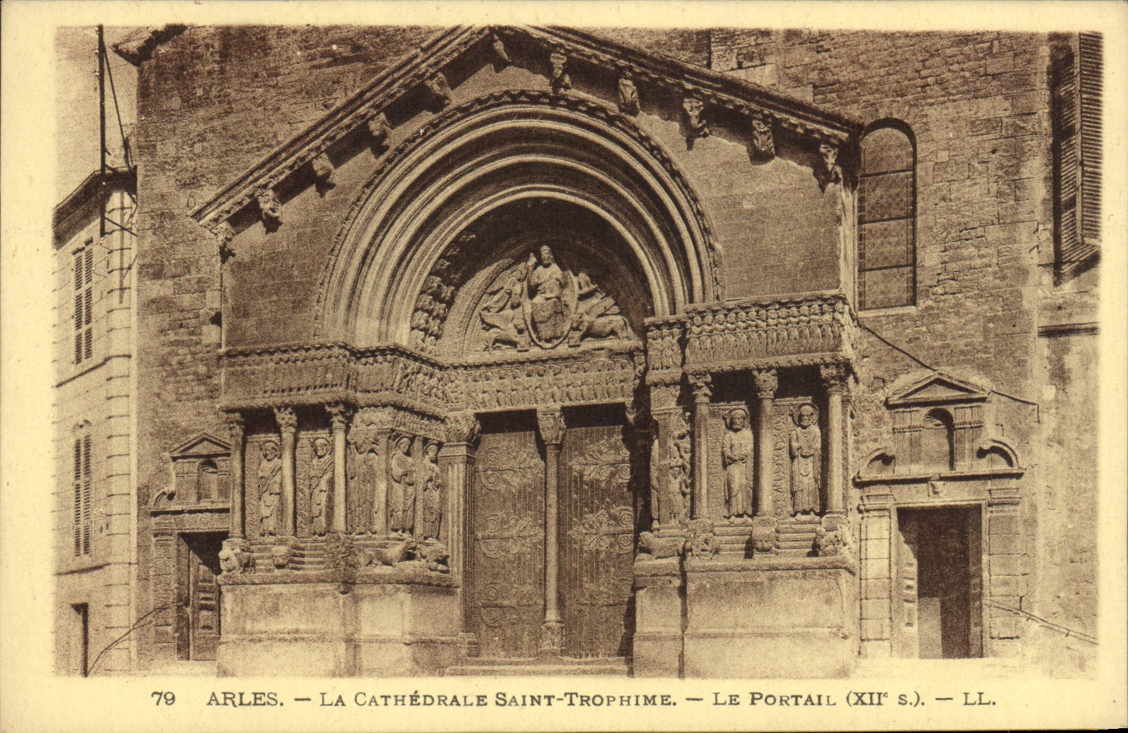 CPA Arles La Cathedrale Saint Trophime Le portail