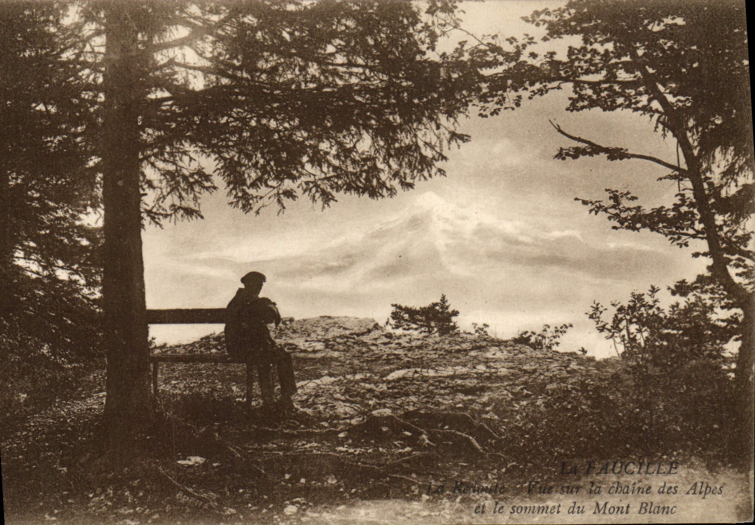 La Ravoûde — Vue sur la chaîne des Alpes et le sommet du Mont Blanc — La FAUCILLE