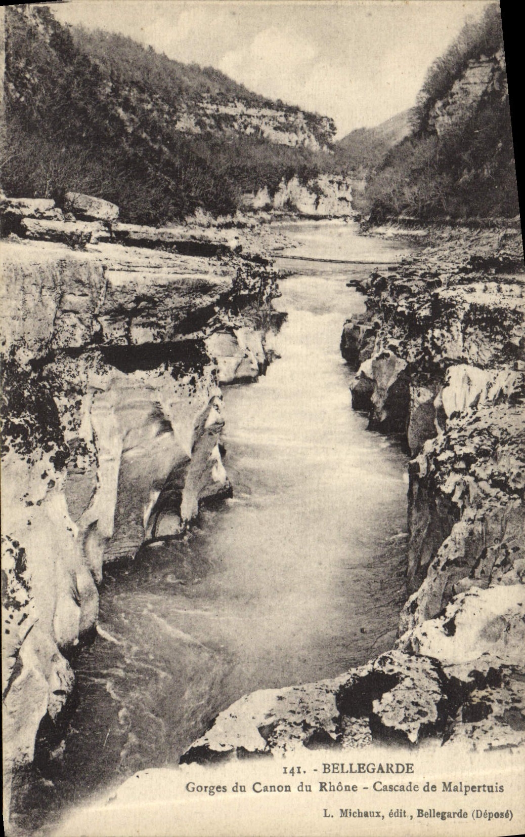 CPA Bellegarde Gorges du Canon du Rhone Cascade de Malpertuis