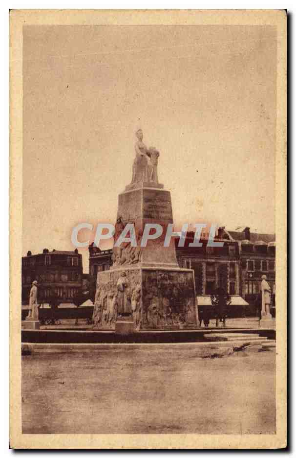 CPA Soissons Place Centrale et Monument aux Morts Militaria