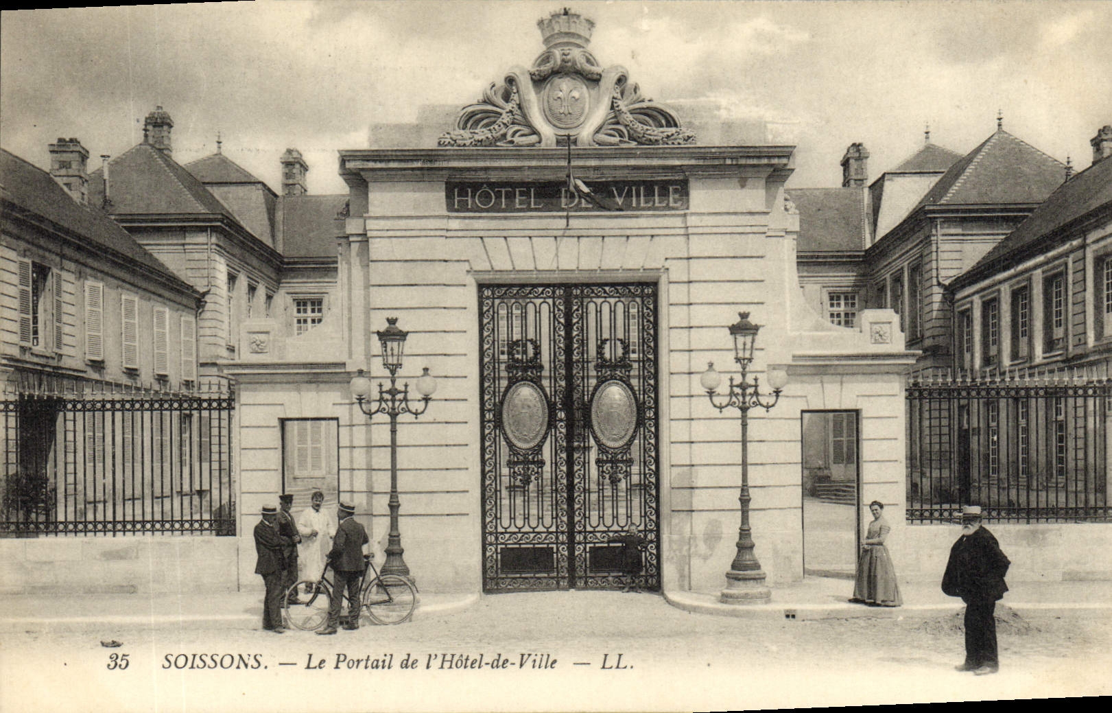 Soissons — Le Portail de l'Hôtel-de-Ville — LL. n°35