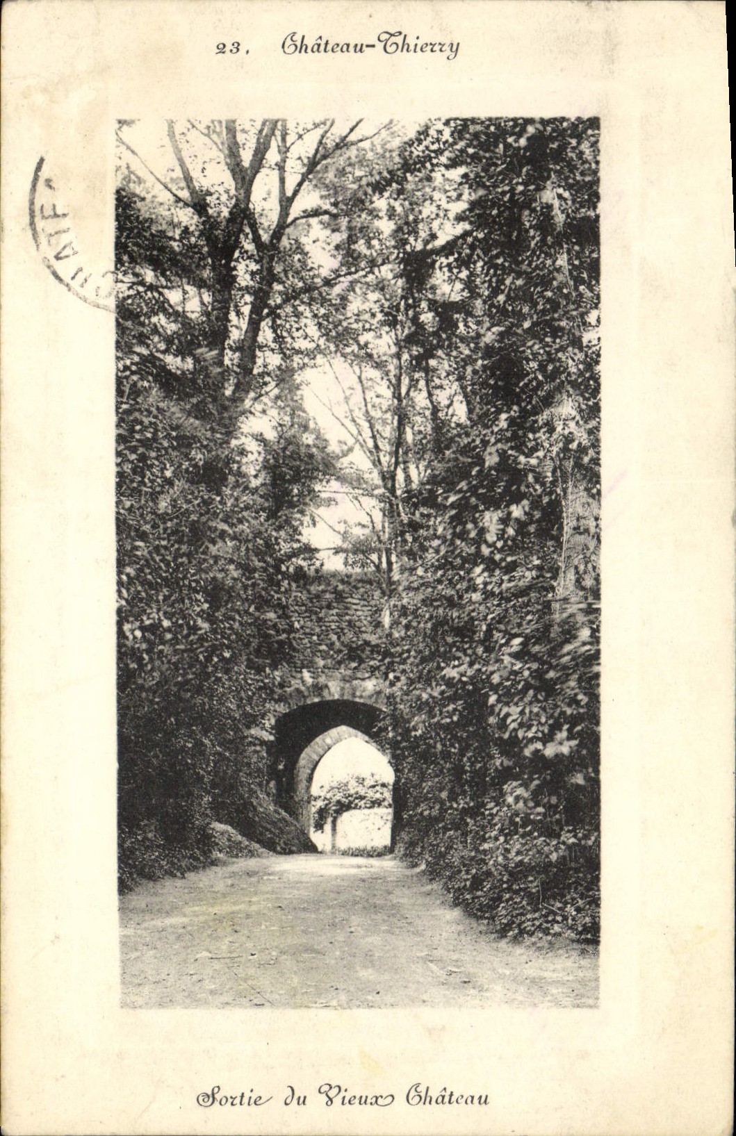 Sortie du Vieux Château — Château-Thierry — J. Bourgogne, c. p.